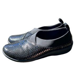 Clarks Cloudsteppers women's black fabric/reptile patent‎ slip on shoes size 9